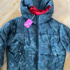 Pufferjacka från Carlings Stay.storlek S - Grön/Röd färge, storlek s, helt ny med prislapp. Ny pris 699-kr