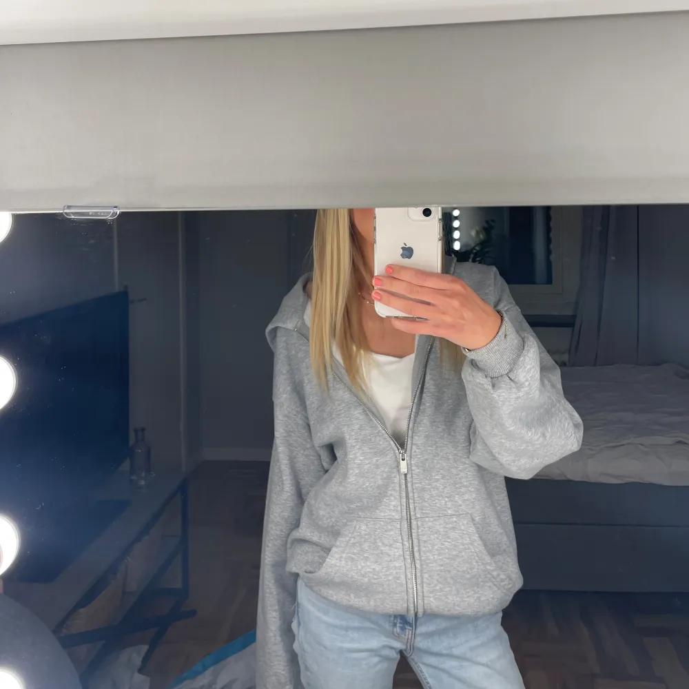 En ljusgrå sipup hoodie💓. Hoodies.