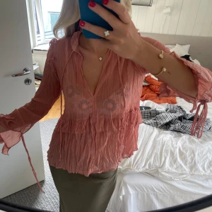 Blus  - Söt rosa långärmad blus från zara med volanger💕slutsåld, storlek xs men är stor i storleken 