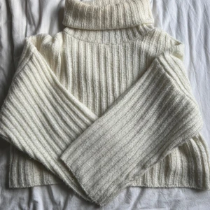 Stickad polotröja  - Stickad polotröja som är i bra skick, använd några gånger men inget som syns, stl m men passar mig som vanligtvis har stl s, fråga för fler bilder eller om det är något annat:)<3