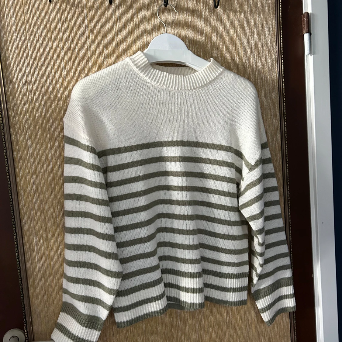 Randig stickad tröja