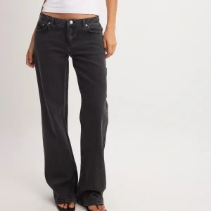 Jeans - Säljer dessa snygga mörk gråa/svarttvättade jeans då de inte kommer till använding. Nästan aldrig använda så i nyskick. Slutsålda på hemsidan, nypris 549kr.