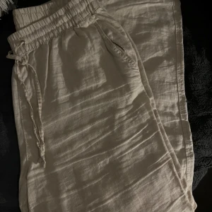 Beige linnebyxor med dragsko - Säljer ett par bekväma och luftiga beige linnebyxor💓