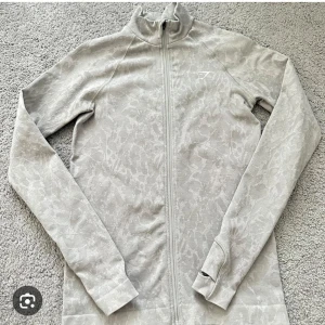 Gymshark BBL jacks - (Första bilden är lånad) men det är mer lik den färgen (min ser mörkare ut pga mörkare ljus när jag fotade)! Använd 1-2 gånger! Men är super bekväm och fin men har inte använts lika mycket som den förtjänar hos mig:(🌟   Limited edition 