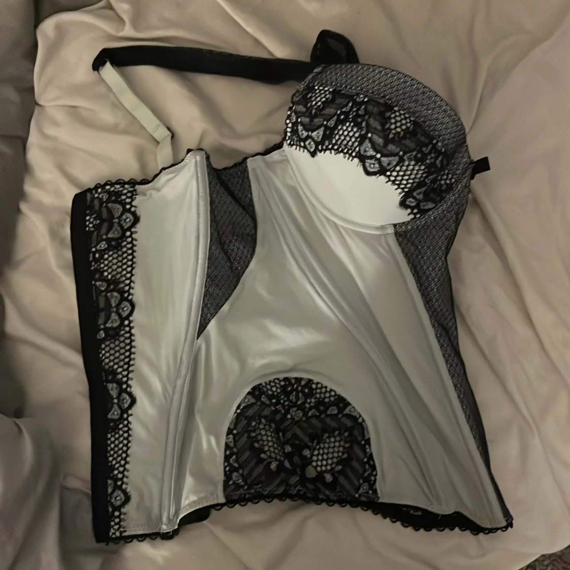 Elegant korsett med spetsdetaljer - 90