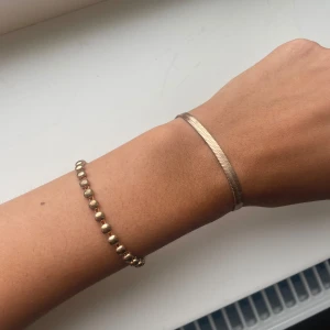 Guld armband 🐆 - Två superfina armband, inte rostfria vad jag vet🤍