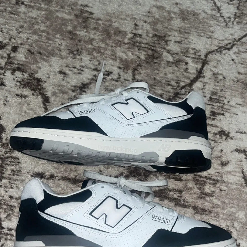 New balance 550 black and white rain cloud. Skorna är i nytt skick och är helt oanvända. Köpte de för 1900 men säljer de för 1000 då inte så många är intresserade av att köpa de trots att de är helt nya.  . Skor.