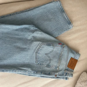 Levis jeans  - Supersnygga Levis Jenas som knappt är använda. 