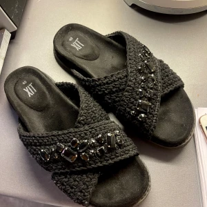 Tofflor - Inuikii liknande tofflor i svart🤍🤍använda 3 gånger 