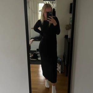 Långklänning svart - Svart långklänning från Gina tricot, super mjuk och perfekt till hösten! Tyvärr för kort för min smak (175). Fint skick!