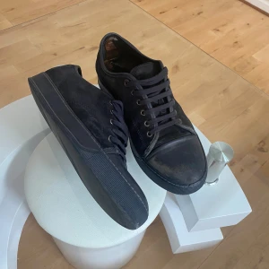 Lanvin - Säljer dessa lanvins i medium skick.  Storlek UK 8 passar 43-44 Lite defekter visas på bild 2