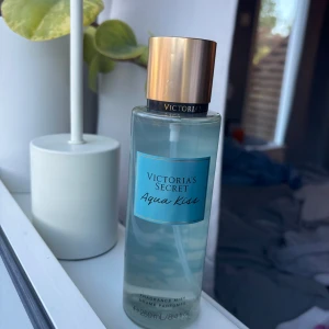Victoria Secret body mist aqua kiss🩵 - Victoria Secrets aqua kiss body mist som endast är testad, köpt för ungefär 300kr och säljs för 250🩵