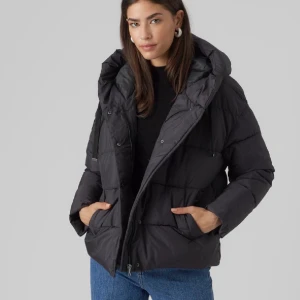 Jacka från Vero Moda - Jacka från Vero Moda i storlek Xs men är som en S då den är oversized. Jackan är endast använd under en vinter och är i superfint skick. Köpt för 550 kr💕