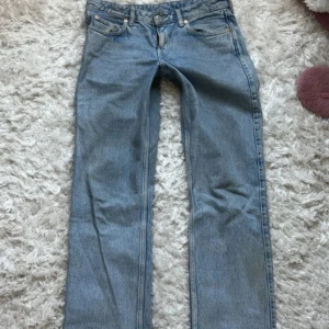 WEEKDAY jeans - Jeans från WEEKDAY i modellen arrow. Inga defekter 💕 