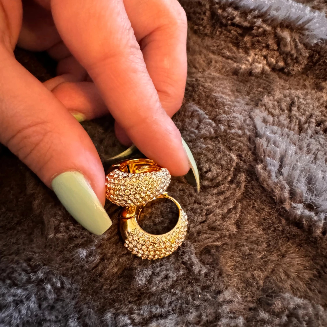 Två par örhängen med pärlor och strass - 91