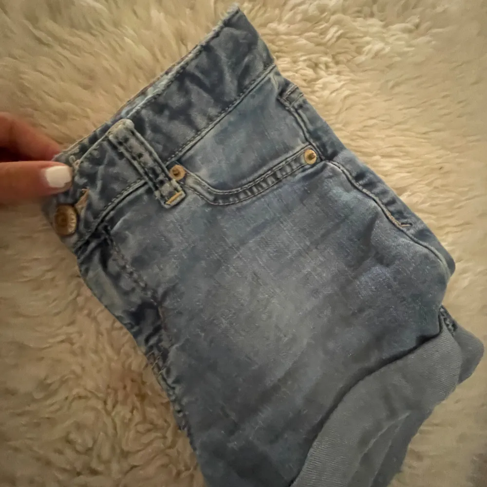 perfekta lågmidjade jeansshorts!! dom har blivit för små men älskar, absolut varit en favorit💞💞 hör av er vid funderingar tveka inte!!! w25 . Shorts.