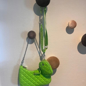 Steve Madde väska - Steve Madde väska! Den stora väskan är använd 1 gång och den lilla väskan är aldrig använd.  Nypris 899kr Säljer för 250kr