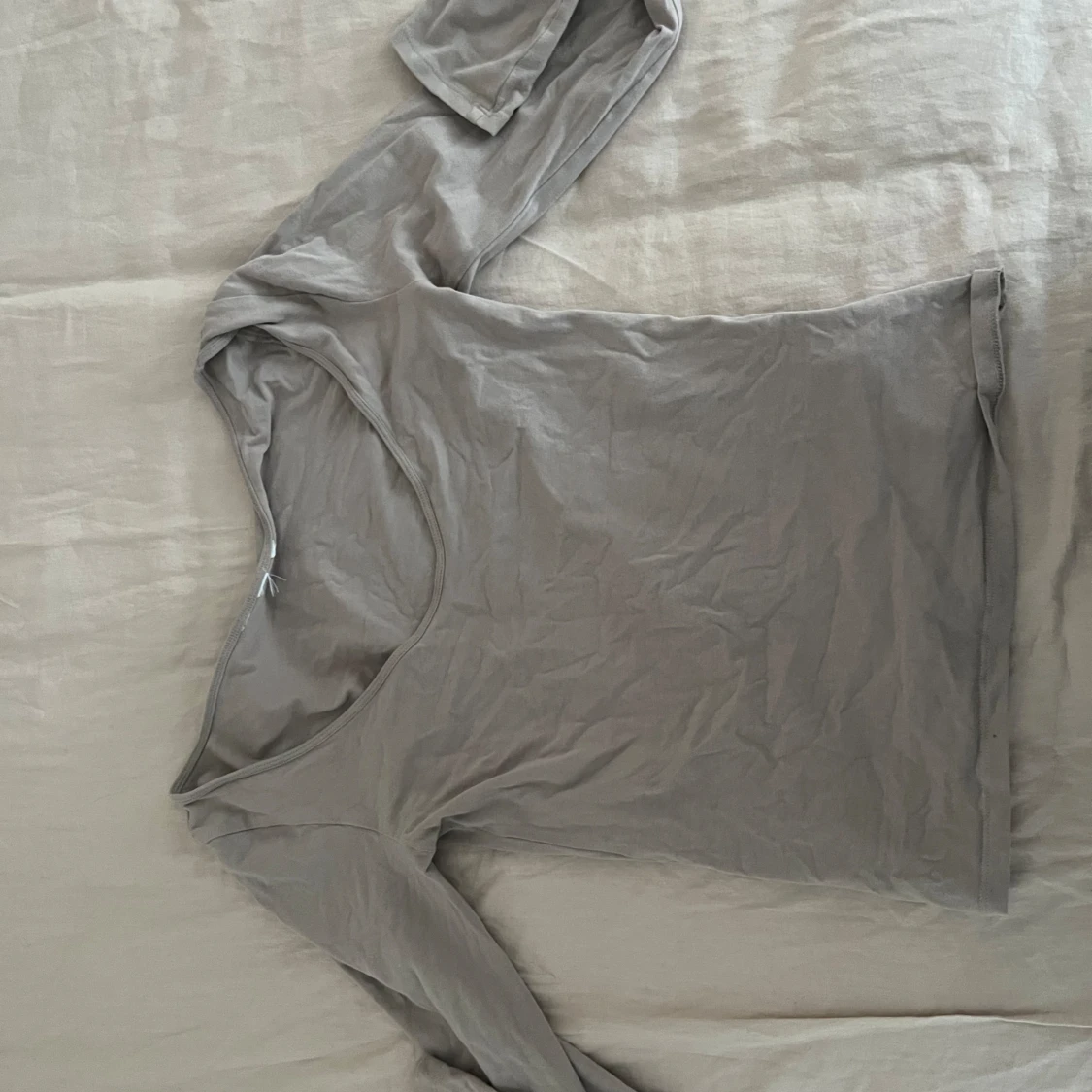 2 st skimsliknande långärmade tröjor