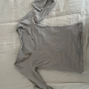 2 st skimsliknande långärmade tröjor - i nyskick.