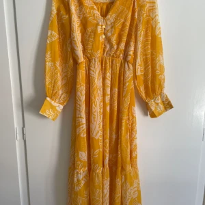 Långklänning - Gul långklänning från Bikbok, sparsamt använd med en liten fläck (se bild)