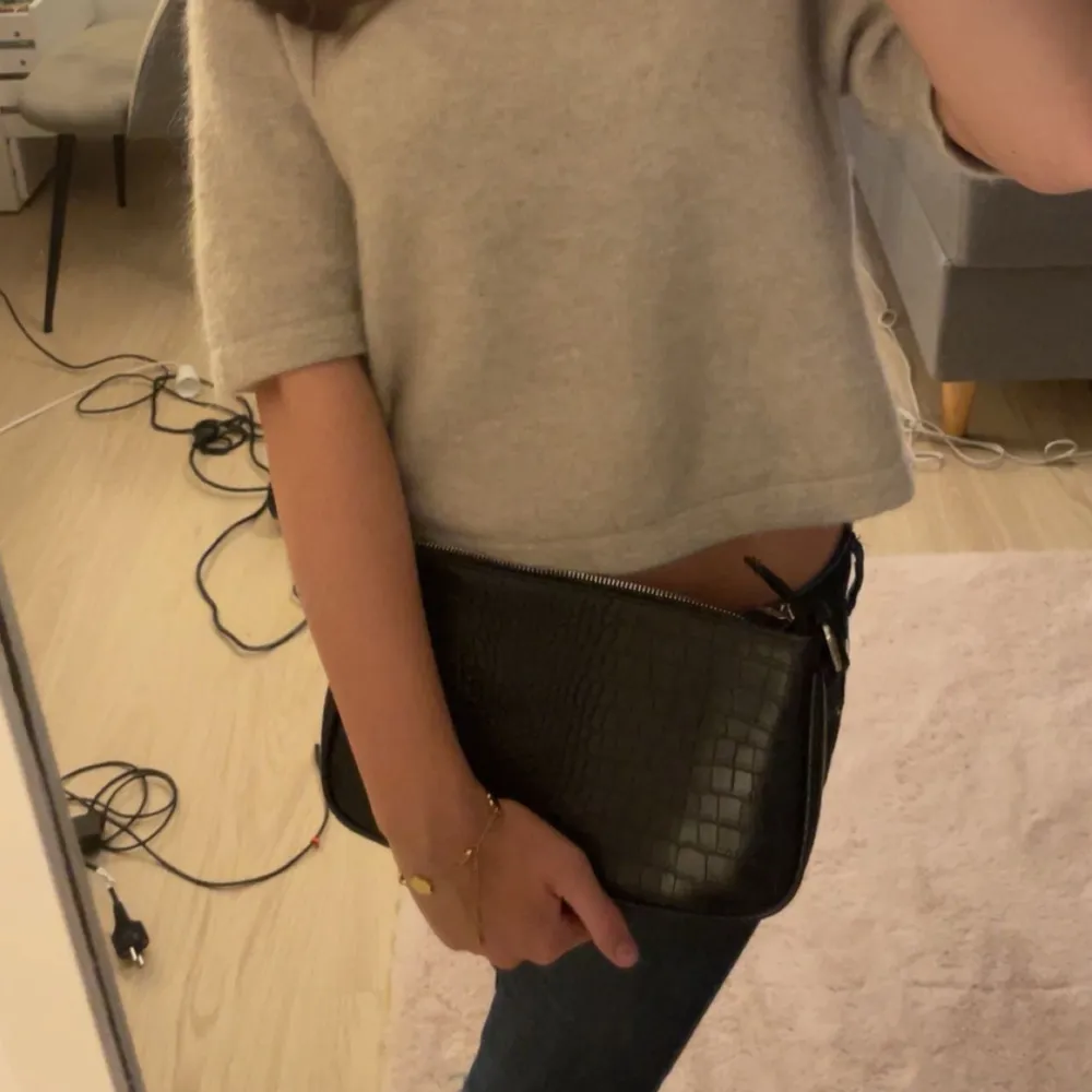 Säljer denna snygga svarta väsk!!🩷🩷 perfekt som passar till alla outfits. Laukut & Käsilaukut.