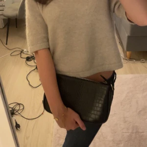 Svart väska - Säljer denna snygga svarta väsk!!🩷🩷 perfekt som passar till alla outfits