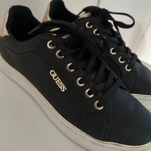 Guess skor - BECKIE svart - Säljer knappt använda Guess skor BECKIE - svart. Pris 900kr strlk 39. 