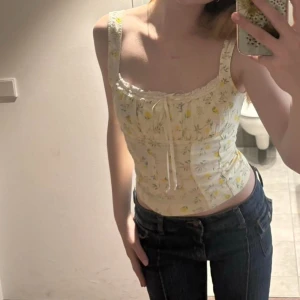 urban outfitters kimchi blue band korsett linne - -kimchi blå lennon citron print linne cami topp -storlek S men passar som en M -helt ny