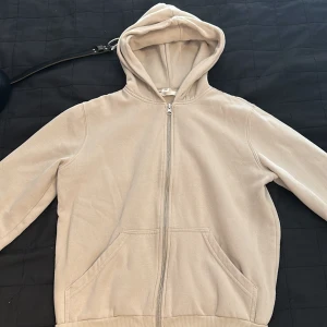 Zip hoodie - Rensar garderoben.  Storlek XS och aldrig använd då ja köpte fel storlek och gick ej returnera. köpt för 300, säljer för 150. Kontakta för mer info, pris ej hugget