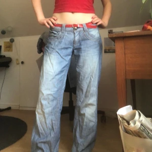 Blå jeans från Esprit - Säljer ett par snygga blå, lågmidjade, vida jeans från Edc By Esprit. Snygga bakfickor och jättesköna. De är i storlek M, men passar också S. Jag är 158 och midjemåttet är 39 rakt över. Hör av dig om du har fler frågor.💓