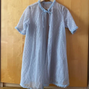 Drömsk morgonrock  - Extremt vacker och fint gjord. Bra skick. 