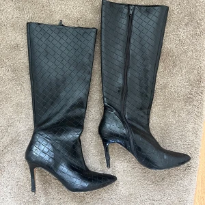 Spetsiga boots - Storlek 37, skavts av längst nere på klacken men går säkert att laga hos skomakare. Därav priset.