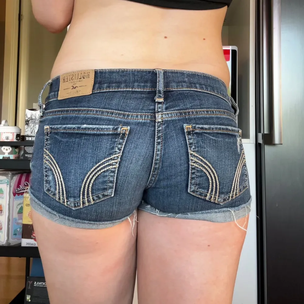 Världens snyggaste och super lågmidjade jeansshorts. Storlek w23 enligt lapp men passar mig med xs. Skulle säga storleken är xxs-xs. Midjemått:35x2 stretch till 37 Köp sker via köp nu, jag postar inom 24h. Kvar tills markerad såld . Shorts.