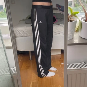 Adidas byxor  - As coola adidas byxor, midjemåttet är 41cm och innerbenslängden 75cm. Skriv om du har några frågor eller vill ha fler bilder💗