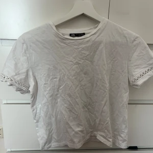 Zara tshirt  - Supersöt tshirt från zara med fint mönster på kanten Mycket bra skick endast använd ett fåtal gånger  Passar xxs-s men blir kortare om man är S Skriv privat för fler bilder eller vid frågor ❣️