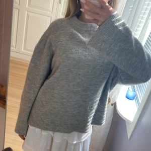 Grå stickad tröja - Säljer en supermysig grå stickad tröja som är perfekt för vintern. Den har en normal passform med långa ärmar. Det är en stickad tröja som är mjuk och känns superbra! Som vanligt kan priset diskuteras❤️