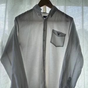 Hej! Säljer min gamla gant skjorta. - Storlek: 158/164cm(13-14åring)  Visste inte om att jag hade den men hittade den nu. Jag tycker att den är väldigt fin. Ny pris är 1200kr