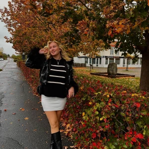 svart vit stickad tröja - En svart & vit randig tröja från Bikbok, bra skick, storlek M