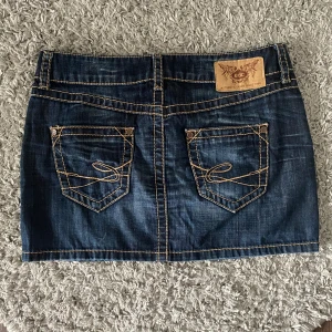 Jeanskjol - Skit snygg och cool lågmidjad jeanskjol med snygga y2k sömmar. Storlek 36 så typ s men förstor på mig som brukar ha xs / s så skulle säga den passar s /m❤️