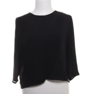 Trekvartsärmad blus - En jättefin svart blus med trekvartsärmar! En aning tajt i ärmarna då det ej är någon stretch i materialet! Skulle säga den passar xs mer än S💞