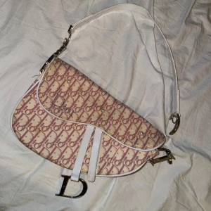 Vintage väska - Väska köpt på Humana. Spännet har gått av på ena sidan men går nog enkelt att fixa.