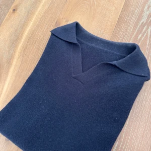 Soft Goat V-Neck - En snygg v-neck tröja från Soft Goat, lappen i nacken har trillat av, men den på sidan sitter kvar ! 