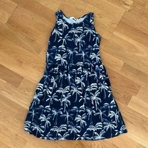 Strand klänning  - En strand klänning med palmer, bra skick perfekt till sommaren och på stranden.