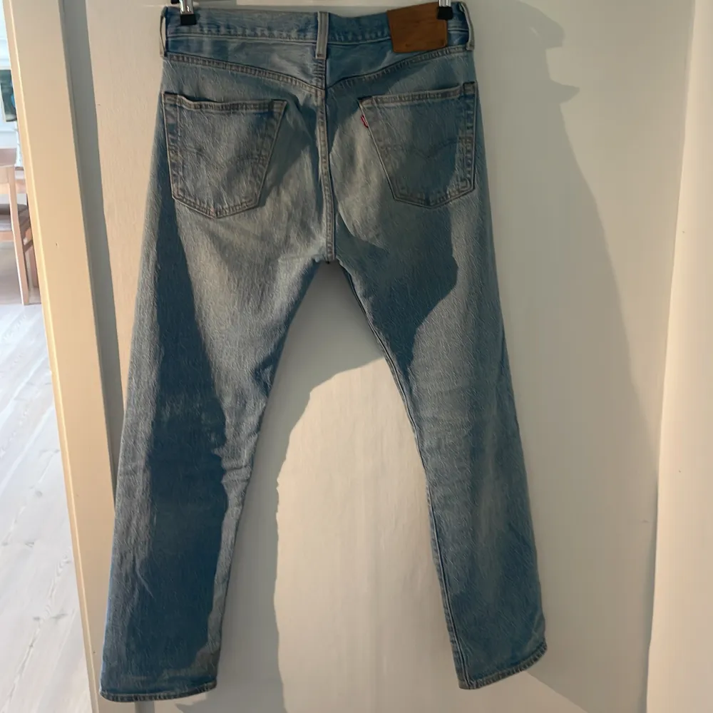 Säljer ett par klassiska Levi's 501 jeans i en snygg ljusblå tvätt som har en rak passform. Finns inga tydliga tecken på användning utan har använts sparsamt (skick 8/10). Hör gärna av er vid frågor eller funderingar!. Jeans & Byxor.