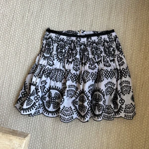 Vit och svart mönstrad kjol Zara - Säljer en superfin vit kjol med svart broderat mönster från zara, oanvänd.