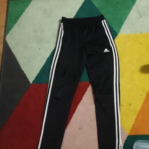 Adidas byxor - Adidas byxor i bra kvalitet. Använda få gånger som nya.