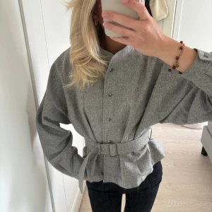 Kofta/ jacka - Såå snygg kofta/ jacka med bälte i midjan🥰 köpt secondhand och står tyvärr inget märke i men den är i fint skick