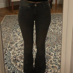 Gråa utsvängda jeans - Sparsamt använda i bra skick🤍
