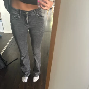 Grå / svarta Gina tricot bootcut jeans - Svarta / mörk gråa bootcut jeans från Gina tricot i strl 32 i fint skick!
