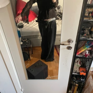 Alt spetsblus - Svartröja med utsvänga armari spets  